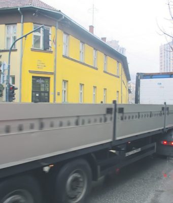 Šleperi tutnje pred vratima škole